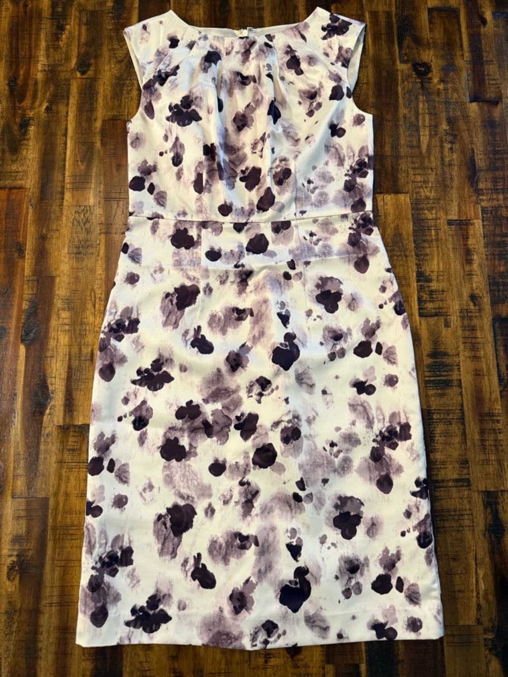 Sophisticated Watercolor floral dress by Ann Taylor. cream, purple. women's sz 0